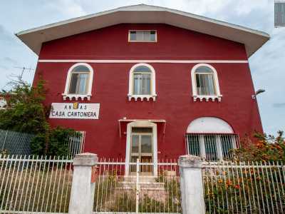 � ben visibile sulla destra, con il suo tipico rosso pompeiano, i due piani con mansarda...